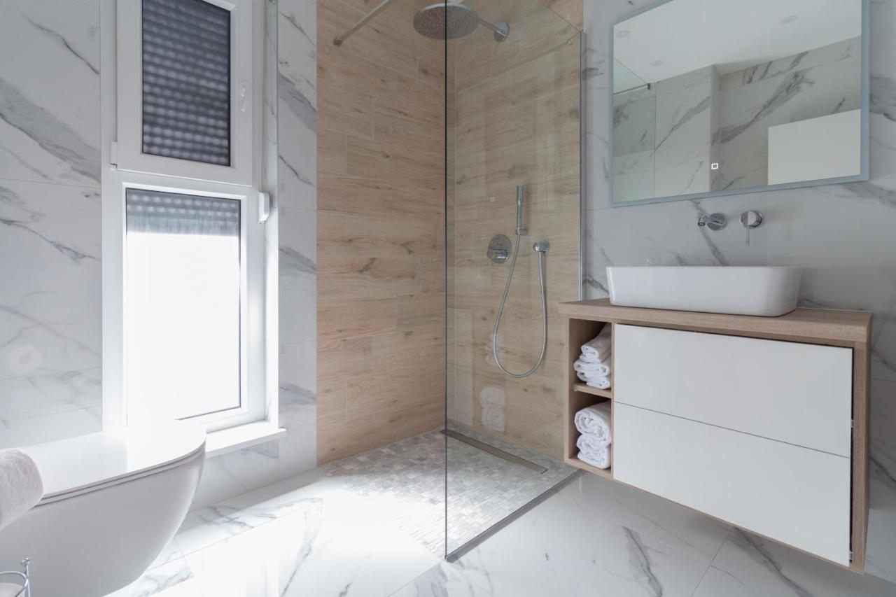 Luxury Beachfront Villa Crystal Aenona - By Ta Leut Agency Nin Exteriér fotografie