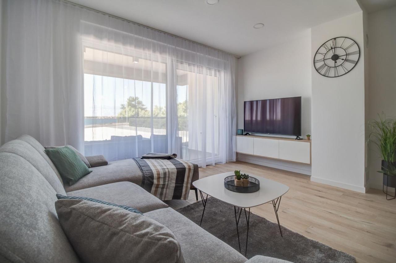 Luxury Beachfront Villa Crystal Aenona - By Ta Leut Agency Nin Exteriér fotografie