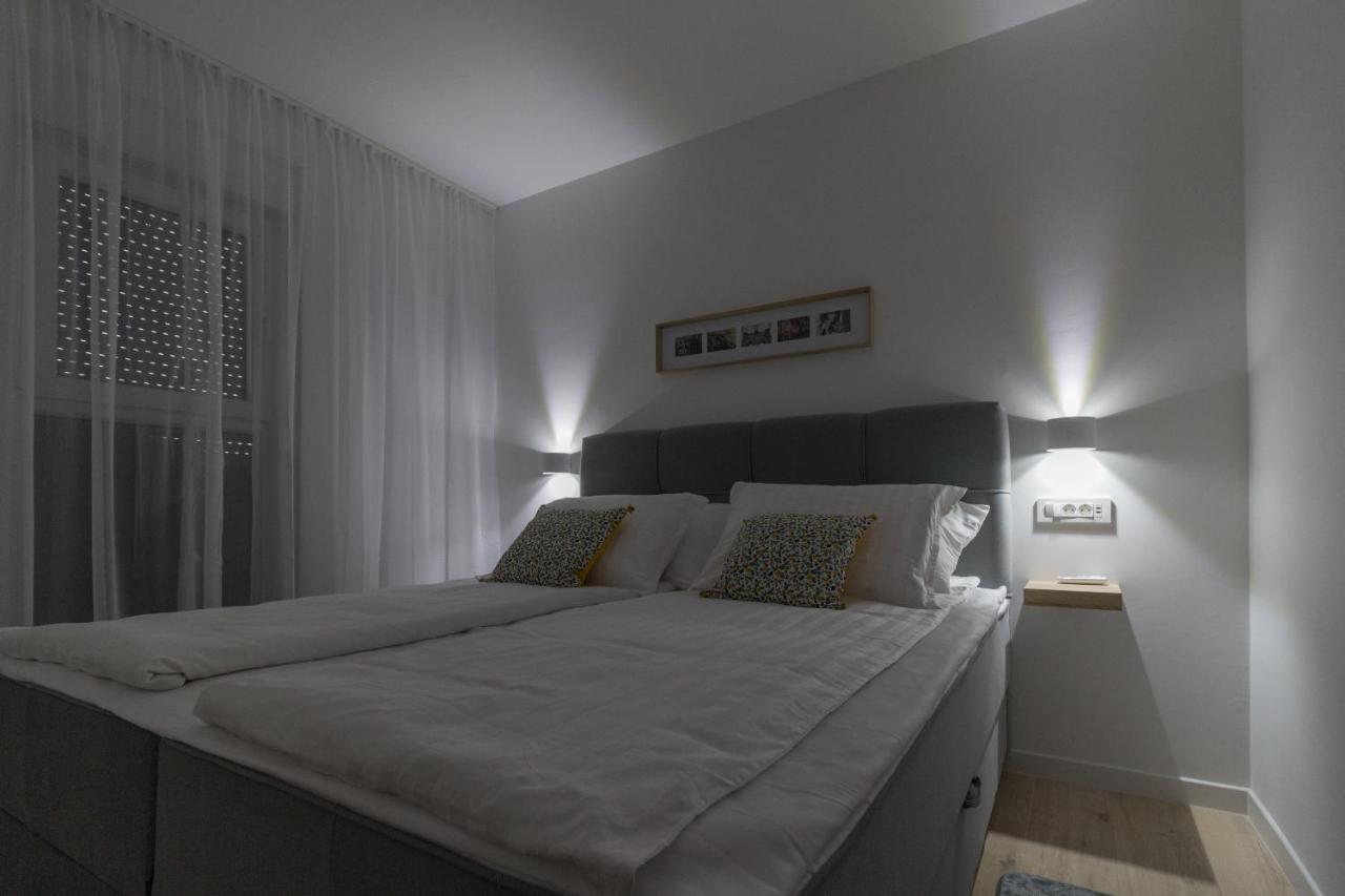 Luxury Beachfront Villa Crystal Aenona - By Ta Leut Agency Nin Exteriér fotografie