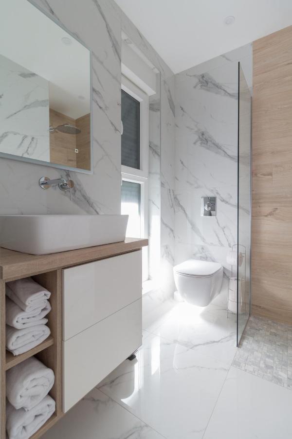 Luxury Beachfront Villa Crystal Aenona - By Ta Leut Agency Nin Exteriér fotografie